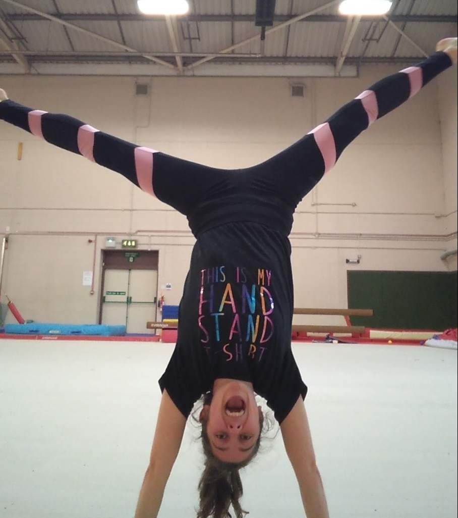 Pia Barna handstand